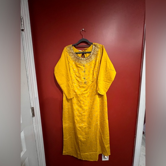 Yellow salwar suit with mesh duppata no pants included - Picture 2 of 2